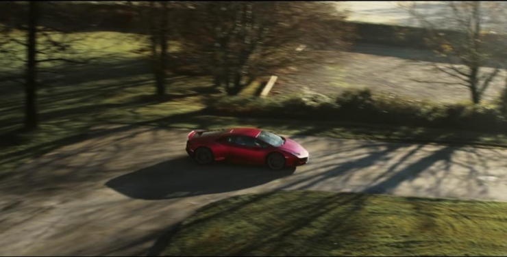 Lamborghini-მ წარმოადგინა საშობაო ვიდეორგოლი, რომელშიც ჩანს დისტანციურად მართვადი Huracan და პატარა ბიჭუნა